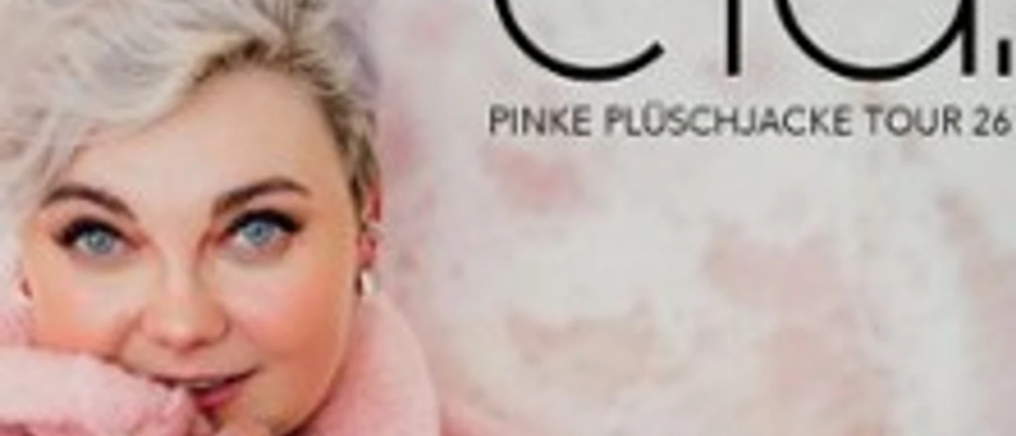 Frau mit hellem Kurzhaar in rosa Plüschjacke vor hellem Hintergrund mit Tourtitel ela.