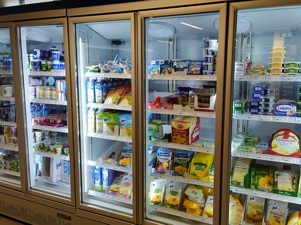 Großer Kühlschrank mit vielen guten Sachen Tiefkühlschrank mit vielen guten Sachen