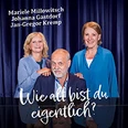 Drei Erwachsene vor blauem Vorhang mit großem Schriftzug des Eventtitels