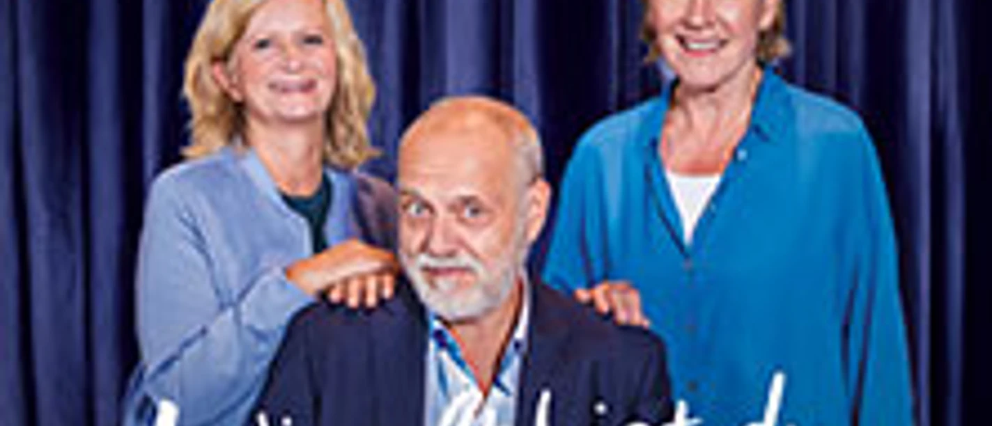 Drei Erwachsene vor blauem Vorhang mit großem Schriftzug des Eventtitels