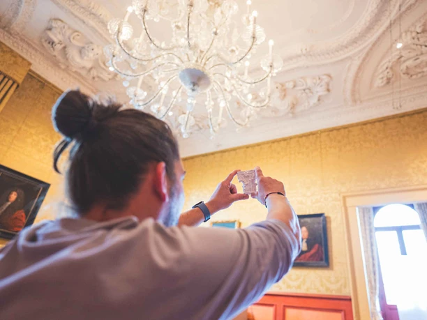 Besucher im Prunkraum des Celler Schlosses mit Kronleuchter
