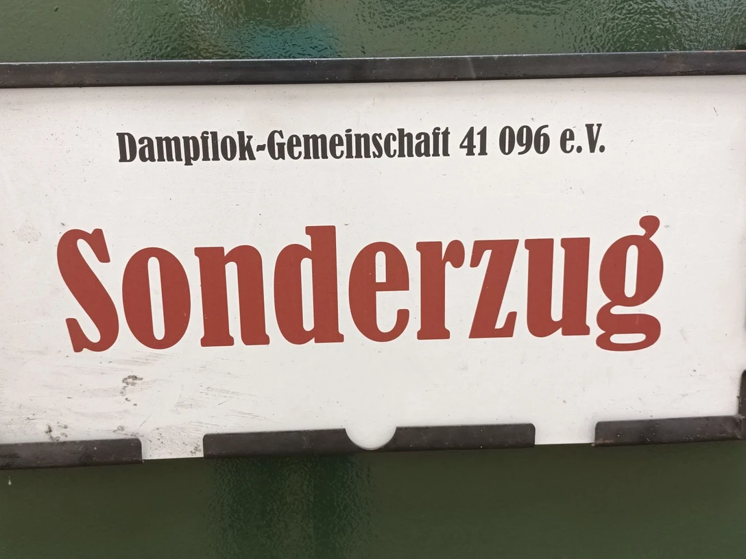 Sonderzug_Warnetalbahn_HD_16zu9.jpg Weißes Zugschild mit roter Aufschrift „Sonderzug“ und schwarzem Vereinstext.