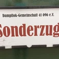 Sonderzug_Warnetalbahn_HD_16zu9.jpg Weißes Zugschild mit roter Aufschrift „Sonderzug“ und schwarzem Vereinstext.