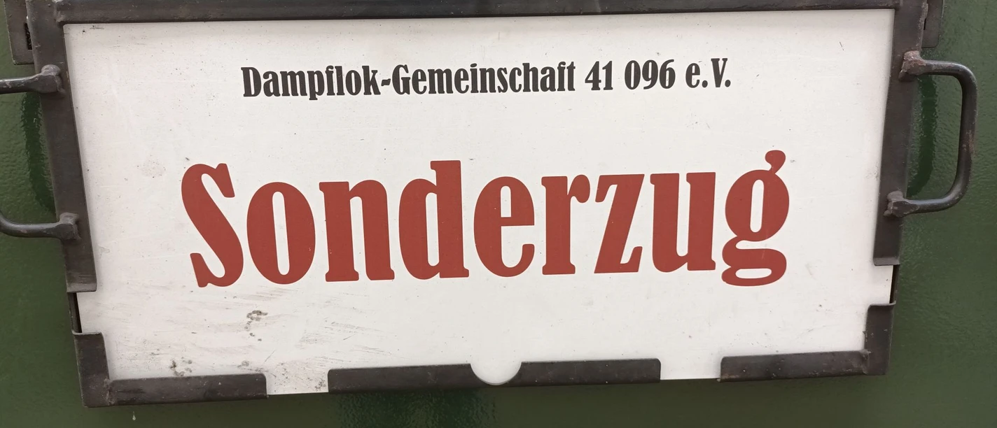 Sonderzug_Warnetalbahn_HD_16zu9.jpg Weißes Zugschild mit roter Aufschrift „Sonderzug“ und schwarzem Vereinstext.