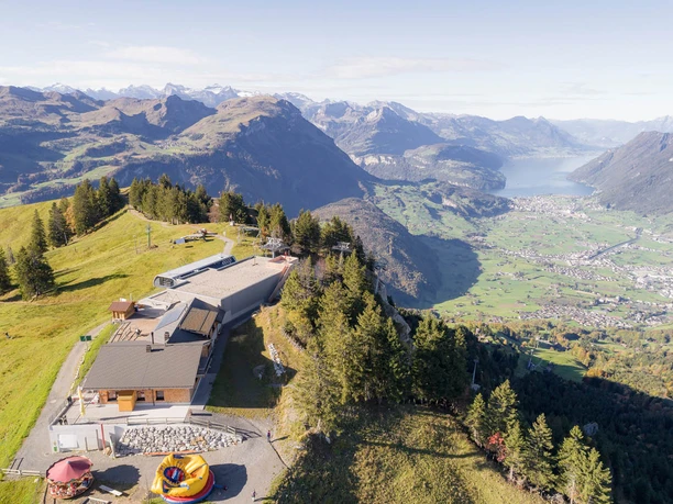 Bergstation Rotenfluebahn mit Gipfelstubli Bergstation Rotenfluebahn mit Gipfelstubli