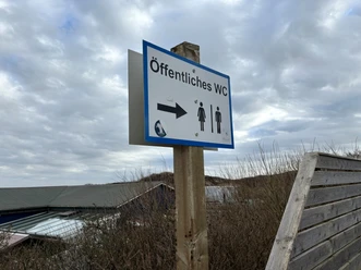 Öffentliche Toilette am Strandübergang Taadjem Deel