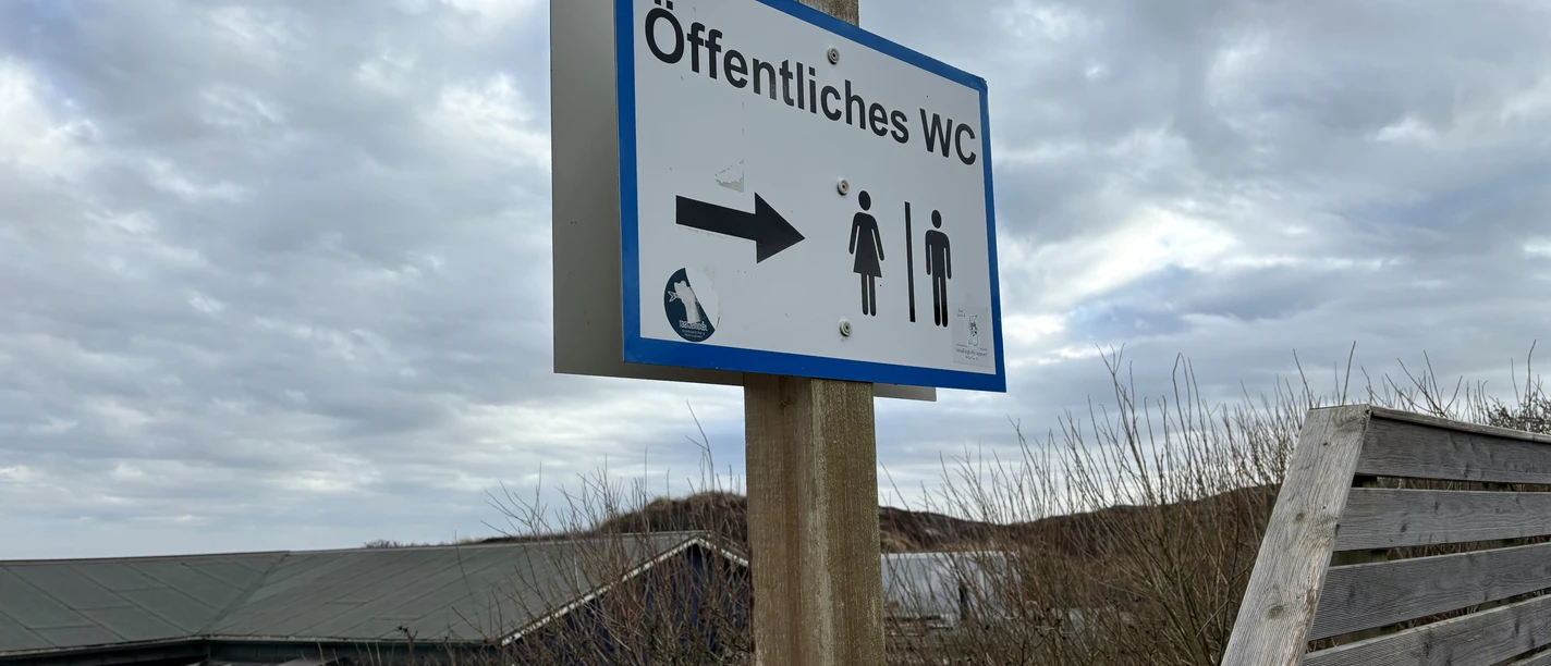 Öffentliche Toilette am Strandübergang Taadjem Deel