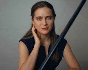 Anastasia Churbanova Porträt der Pianistin Anastasia Churbanova am Flügel vor hellem Hintergrund.