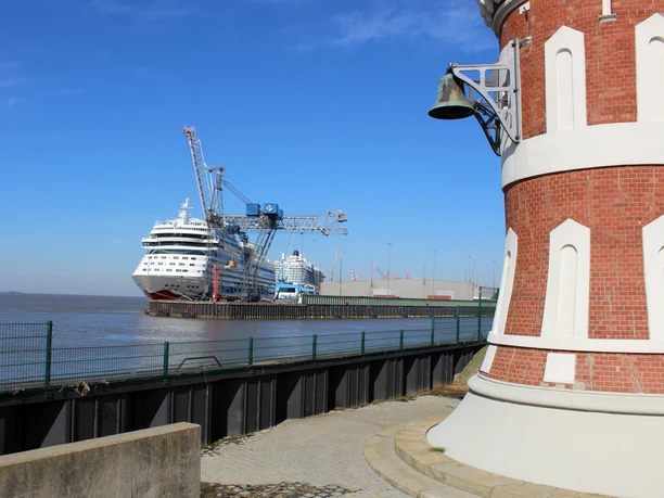 Pingelturmblick aKreuzfahrtschiff(c)maja_herwig_WEB.jpg Der Pingelturm im Vordergrund, ein Kreuzfahrtschiff im Hintergrund mit blauem Himmel