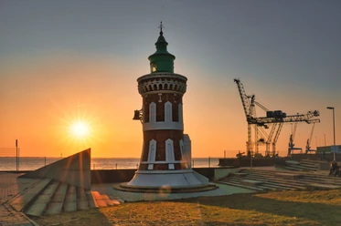 210706 (c) Albin Gorges_Erlebnis Bremerhaven_WEB.jpg Pingelturm am Deich vor einem Sonnenuntergang