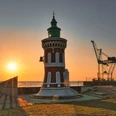 210706 (c) Albin Gorges_Erlebnis Bremerhaven_WEB.jpg Pingelturm am Deich vor einem Sonnenuntergang