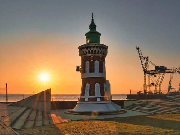 210706 (c) Albin Gorges_Erlebnis Bremerhaven_WEB.jpg Pingelturm am Deich vor einem Sonnenuntergang