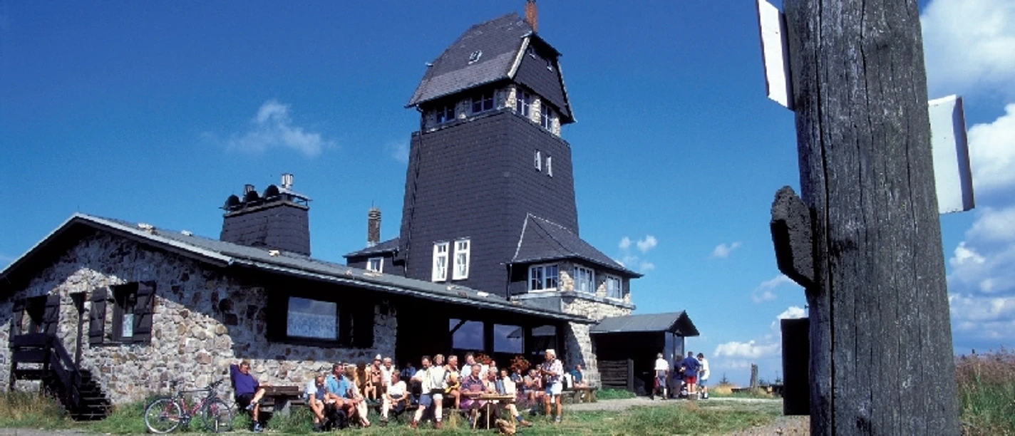 Die_heutige_Hanskuehnenburg_auf_dem_Hoehenzug__Acker_._Foto_Stadt_Osterode_am_Harz.jpg09.jpg