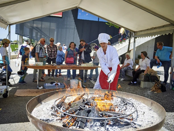 Kambly Bretzeli Fest Bretzeli backen über offenem Feuer