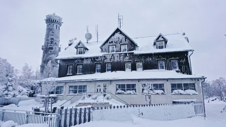 Baude und Aussichtsturm auf dem Hohen Schneeberg im Winter
