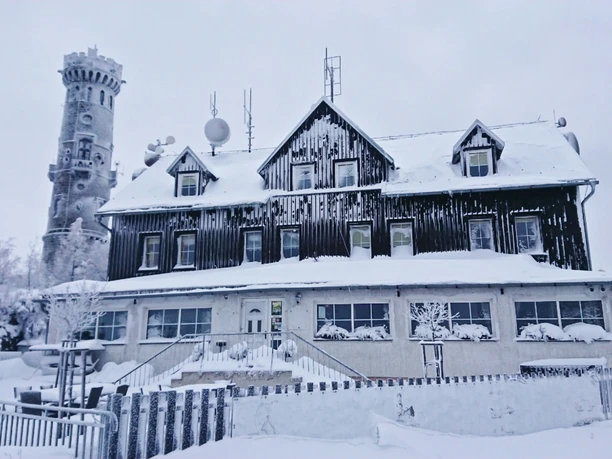 Baude und Aussichtsturm auf dem Hohen Schneeberg im Winter
