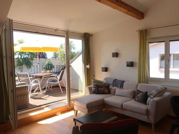 Salle de séjour et balcon de l'appartement de vacances Zytturm