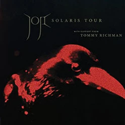 Roter Rabe vor dunklem Hintergrund mit Schrift zur Solaris Tour von Joji