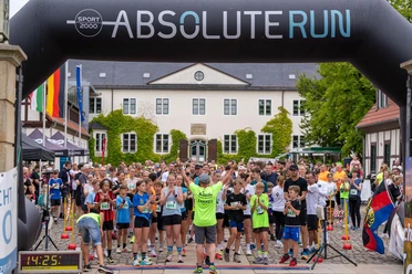 Benkhauser Schlosslauf Start des Benkhauser Schlosslaufs vor Schloss Benkhausen mit Läuferfeld unter Startbogen