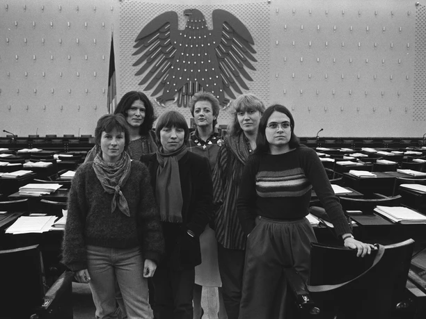 09_die_unbeugsamen-picture_alliance-SvenSimon_Fraktionssprecherinnen-DieGruenen_1984.jpg