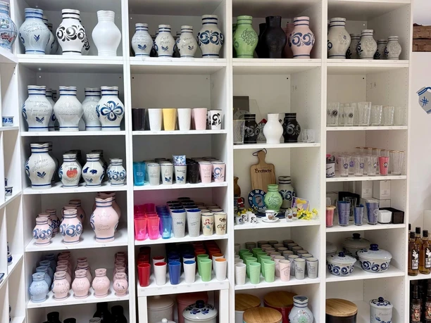 Shelves with Bembel jugs, glasses and ceramics