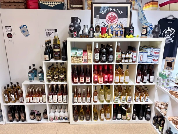 Bembeltown Regal mit Apfelwein, Spirituosen und Eintracht-Flagge