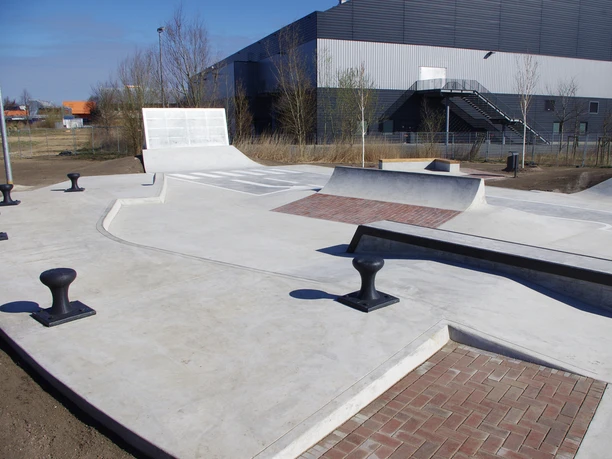 20_04_02_13_Blick_in_Park (c) Irene Jatzkowski_Gartenbauamt Bremerhaven.jpg Skateanlage an der Geeste
