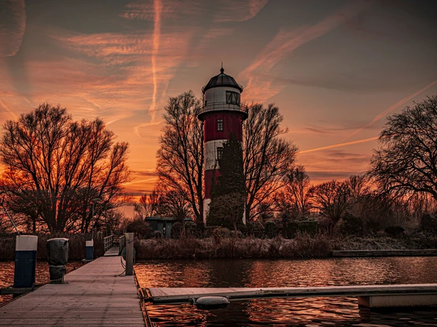16 55 22 (c) Marcel Joch_Erlebnis Bremerhaven_WEB.jpg Sonnenuntergang über dem Leuchtturm Brinkamahof