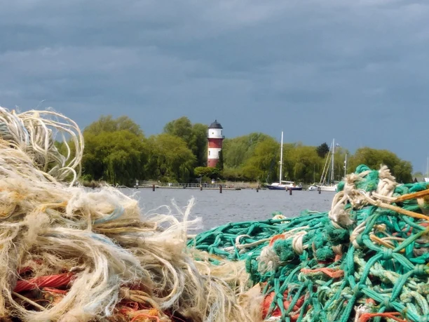 210711 (c) Dirk Hermann_Erlebnis Bremerhaven_WEB.jpg Blick über Fischernetze und den Fischereihafen auf den Leuchtturm Brinkamahof