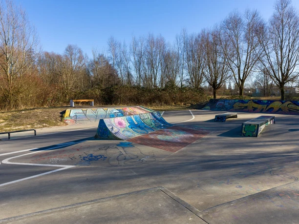 S5524 (c) Helmut Gross_Erlebnis Bremerhaven_WEB.jpg Bunte Graffiti zieren die Rampen und Hindernisse des betonierte Skateparks in Leherheide.