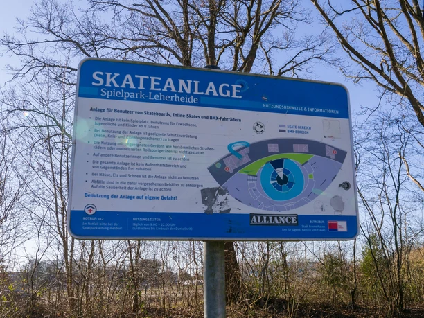 S5547 (c) Helmut Gross_Erlebnis Bremerhaven_WEB.jpg Blaues Hinweisschild mit Nutzungsregeln und Lageplan der Skateanlage Spielpark-Leherheide.