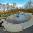 Skatepark Leherheide (c) Wolfhard Scheer_BIS Bremerhaven_WEB.jpg Skateboarder in Aktion auf dem modernen Skatepark mit Betonrampen und blauen Elementen.