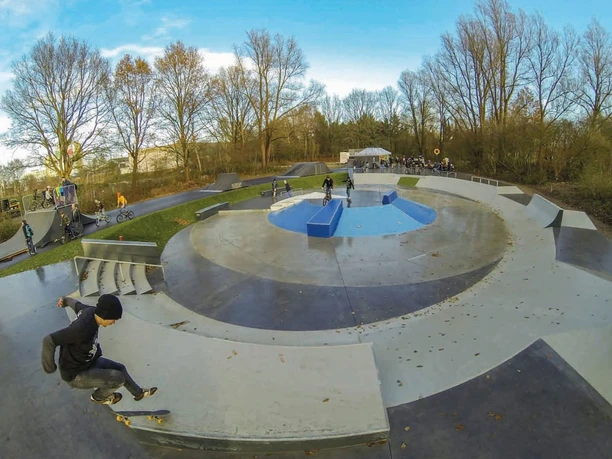 Skatepark Leherheide (c) Wolfhard Scheer_BIS Bremerhaven_WEB.jpg Skateboarder in Aktion auf dem modernen Skatepark mit Betonrampen und blauen Elementen.