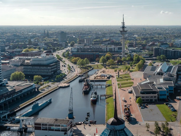 IMG_6463 (c) Nastasia Simms_Erlebnis Bremerhaven_CC BY_NENNUNG DES COPYRIGHTS_WEB.jpg Luftaufnahme Museumshafen mit Schiffen in Bremerhaven