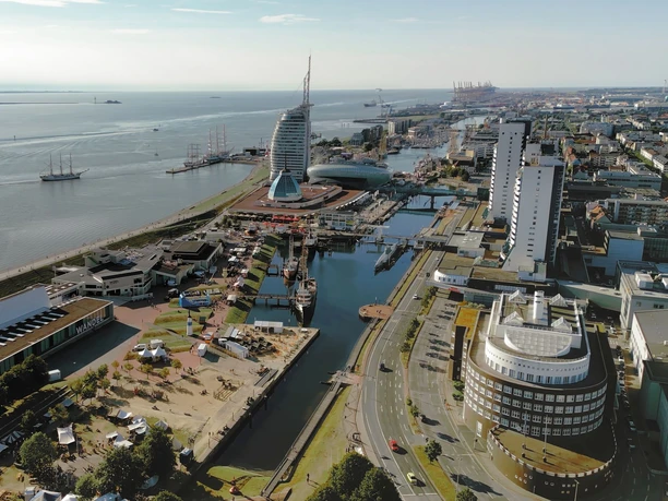 Bremerhaven Skyline - Edit_2.1.1_1.2.1 (c) Dennis Vogt_Erlebnis Bremerhaven_WEB.jpg Luftaufnahme von den Havenwelten Bremerhaven mit Häfen, Gebäuden, Deich und Weser