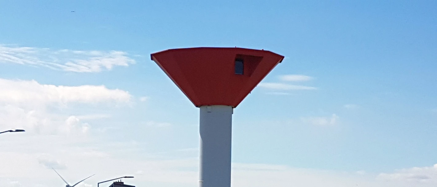 20200713_115233_Leuchtturm (c) Tanja Albert_WEB.jpg Leuchtturm mit rotem auf dem Kopf stehendem Kegel