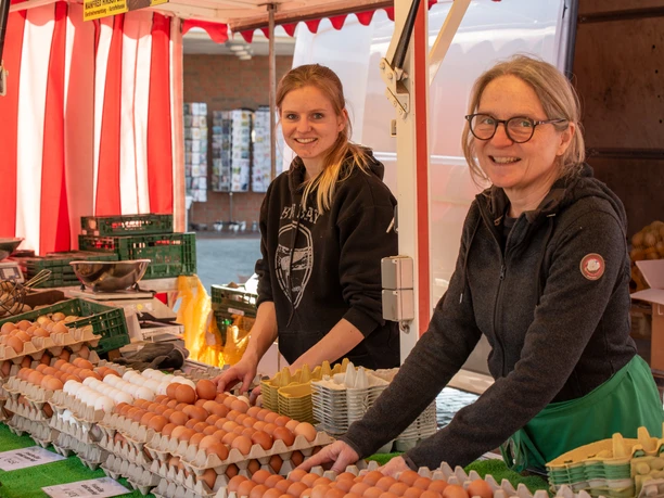 Adendorfer Wochenmarkt Eier Verkäuferinnen an einem Eierstand