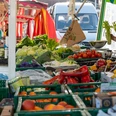 Adendorfer Wochenmarkt Gemüsestand Verkaufsstand mit Obst und Gemüse