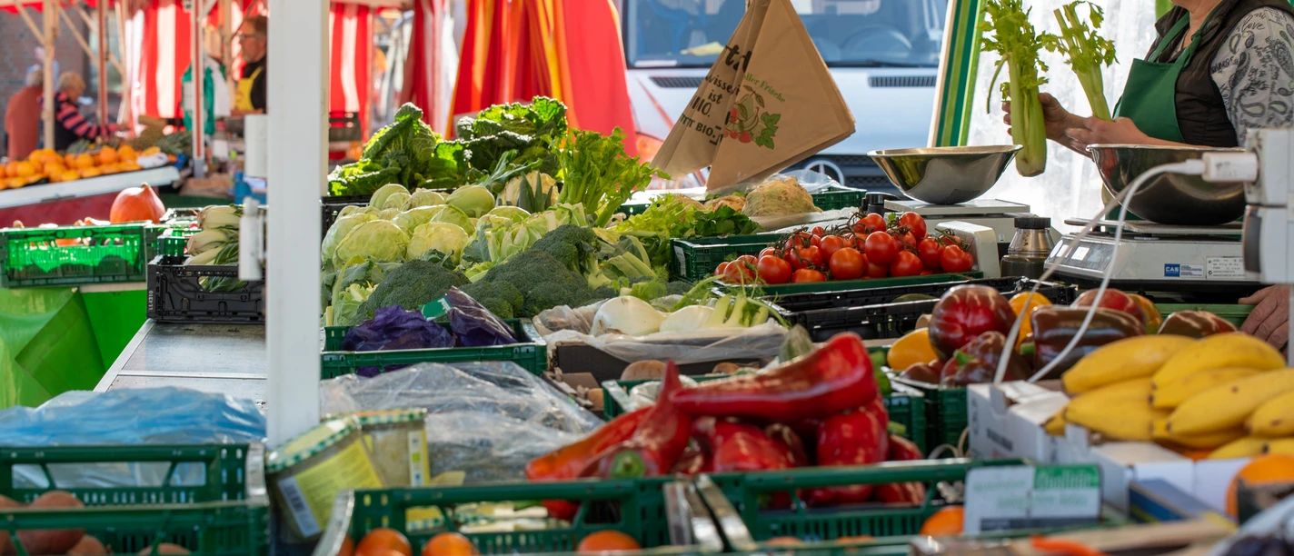 Adendorfer Wochenmarkt Gemüsestand Verkaufsstand mit Obst und Gemüse
