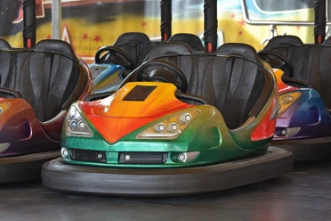 Autoscooter Bunter Autoscooterwagen wartet auf Jahrmarktbesucher für eine rasante Fahrt.