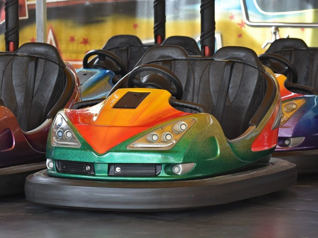 Autoscooter Bunter Autoscooterwagen wartet auf Jahrmarktbesucher für eine rasante Fahrt.