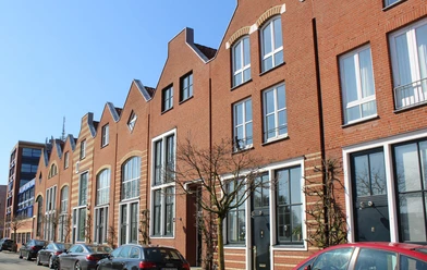 Deichstraße_grüne Türen(c)maja_herwig_WEB.jpg Giebel- bzw. Bürgerhäuser vom Architekten Peter Weber in der Deichstraße in Bremerhaven