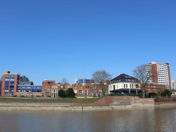 Deichstraße 15(c)maja_herwig_WEB.jpg Blick über die Geeste auf die Hochschule, die Giebel- bzw. Bürgerhäuser in der Deichstraße und die Villa Seebeck