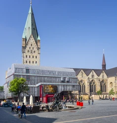 7_Frontalansicht-Diözesanmuseum PB.jpg Die Frontalansicht zeigt das Diözesanmuseum in Paderborn mit seinem markanten Turm im Hintergrund.