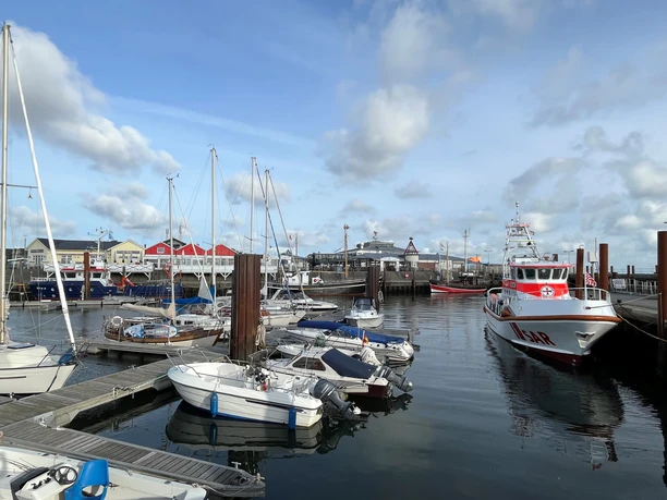 Lister Hafen mit Rettungsschiff