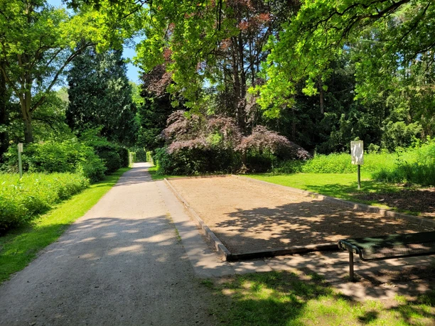 Boule 20230604_141124 (c) Tanja Mehl_Erlebnis Bremerhaven_WEB.jpg Kostenfreie Boulebahn auf Sandplatz im grünen Speckenbüttler Park.