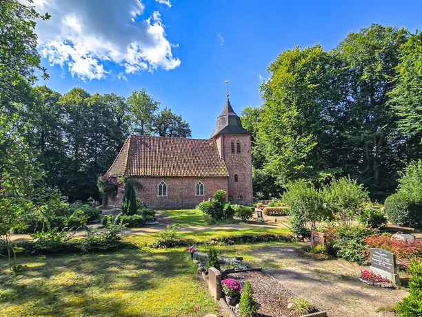 Friedhof mit der St. Christophorus-Kirche Oese
