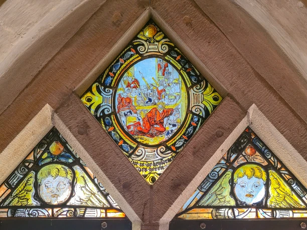 Eines der Kirchenfenster mit der Oeser Passion