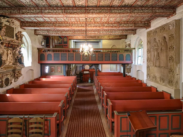 Blick vom Altar Richtung Orgel in der Oeser Kirche Blick vom Altar Richtung Orgel in der Oeser Kirche