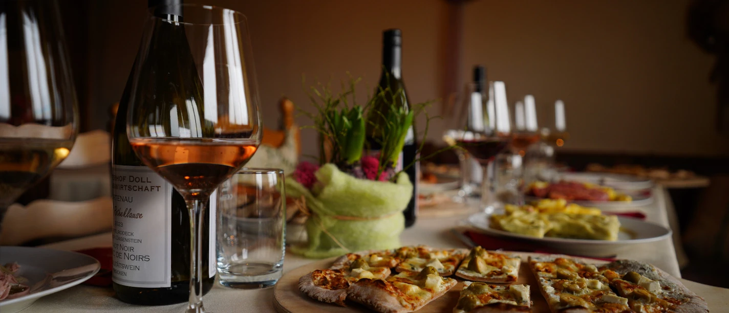 Dinnede mit Weinglas